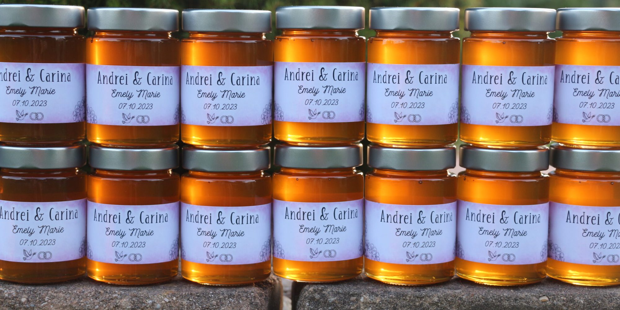 Hochzeitshonig mit personalisierten Etiketten